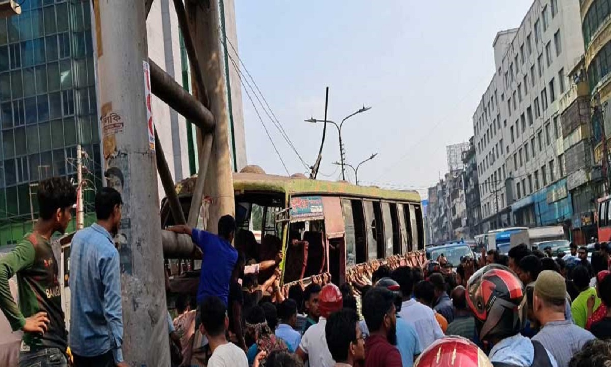 যাত্রীবাহী বাস সড়ক বিভাজকে উঠে গেছে, আর এতে চাপা পড়ে দুজনের মৃত্যু হয়েছে।